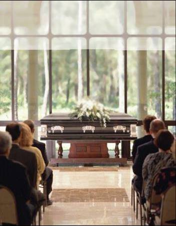 Recueillement lors d'une cérémonie funéraire